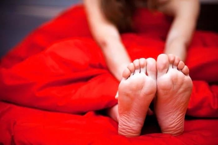 Крутит ноги по ночам: причины и способы избавления от боли