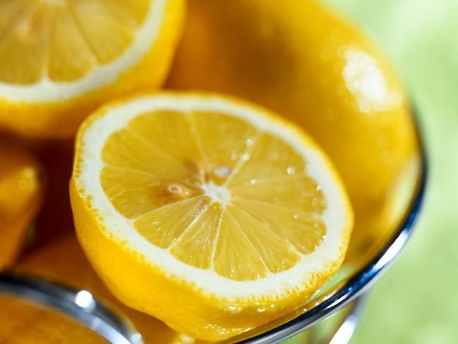 Полезные и лечебные свойства лимона, сока и цедры