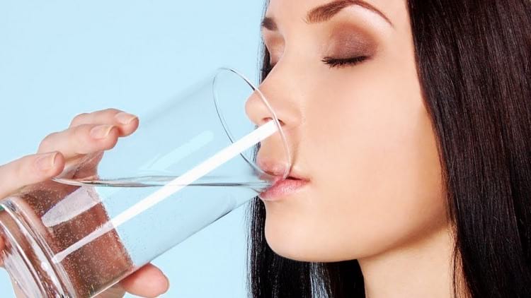 Для чего нужно утром пить воду натощак: профилактика заболеваний