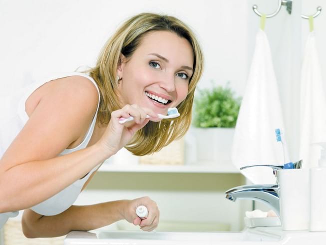 Как убрать налет на зубах: причины появления