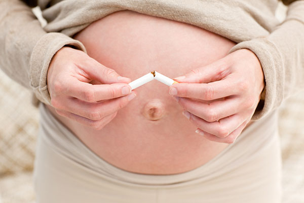 Беременная курит