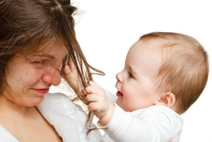 малыш играет с волосами матери