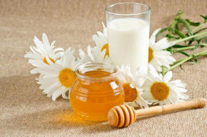 Если кашель спровоцирован простудным заболеванием, можно лечиться медом с молоком