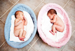 мальчик и девочка младенцы лежат рядом