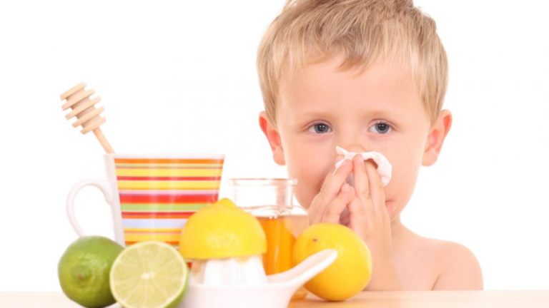 Лечение насморка у детей, как и чем лечить