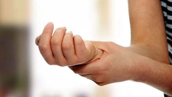 Почему немеет правая рука: чем и как лечить, упражнения