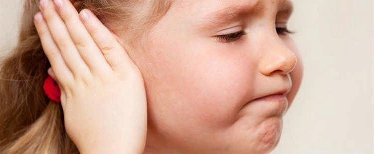 у ребенка болит ухо