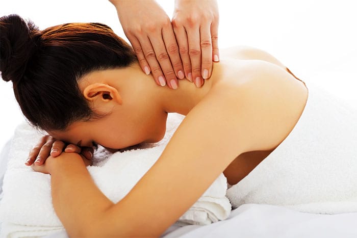 Как делать лечебный и расслабляющий массаж плеч и шеи