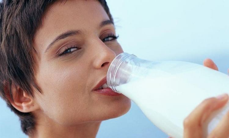 Можно ли взрослым пить молоко