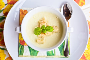 Тарелка супа-пюре из цветной капусты