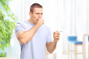 Сильный кашель со свистом может возникнуть у курящего человека